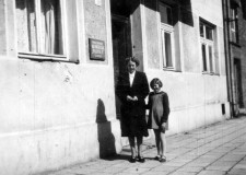Powiększ zdjęcie Ryszarda z mamą; 1954 rok