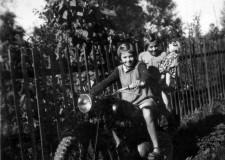 Powiększ zdjęcie Rysia i Lidusia na motorze taty; 1954 rok