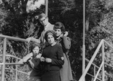 Powiększ zdjęcie Od lewej: Boguś Kiełbasa, Halina Sikora, Ryszarda Miszkiewicz, Basia Motyka z tarczą na rękawie; 1963 rok