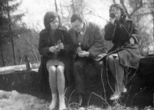 Powiększ zdjęcie Od lewej: Ryszarda Miszkiewicz, Andrzej Cebula, Halina Sikora; 1963 rok