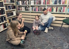 Powiększ zdjęcie Dzieci słuchają opowiadania o przygodach Dżoka