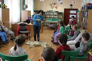 Pani Anna Cetnarowicz prezentuje dzieciom obroże wystawową