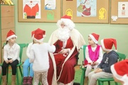 Mikołaj wręcza uczniom legitymacje 2