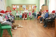 Mikołaj czyta dzieciom fragment opowiadania 