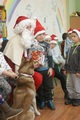 Mikołaj rozdaje uczniom prezenty za udział w zajęciach  1