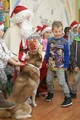 Mikołaj rozdaje uczniom prezenty za udział w zajęciach  2