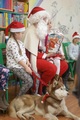 Mikołaj rozdaje uczniom prezenty za udział w zajęciach  4