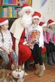 Mikołaj rozdaje uczniom prezenty za udział w zajęciach  5