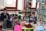 uczniowie przeglądają księgozbiór w Wypożyczalni dla Dzieci 