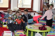 uczniowie przeglądają księgozbiór w Wypożyczalni dla Dzieci 