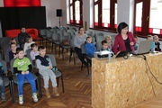 Dzieci oglądają prezentację o życiu i twórczości Juliana Tuwima  