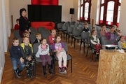 Dzieci oglądają prezentację o życiu i twórczości Juliana Tuwima 1