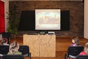Dzieci oglądają prezentację o życiu i twórczości Juliana Tuwima 2