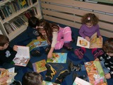 dzieci czytają książki o Kubusiu 