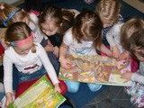 przedszkolaki oglądają książki o dinozaurach 