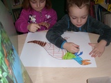 dzieci malują dinozaury 2