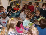 kolejna grupa dzieci przegląda książki 2
