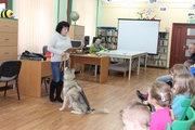 pani Anna Cetnarowicz czyta książkę Czy mogę pogłaskać psa?  