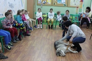 pani Anna tłumaczy dzieciom jak dbać o zwierzęta  