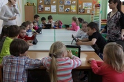 przedszkolaki bawią się aplikacją na tabletach 