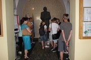 uczniowie w gorlickim ratuszu przy pomniku Świeykowskiego 