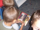 dzieci przeglądają książki 3