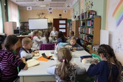 	uczestnicy książkowych warsztatów - dzieci z Ośrodka Kultury w Ropicy Polskiej	