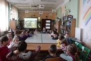 7790 – Dzieci z MP nr 8 oglądają prezentację o czarownicach