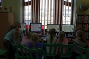 8000 uczniowie klasy 3 z zespołu Szkół w Szymbarku czytają bajkę Świniopas