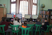8011 – uczniowie klasy 3 z zespołu Szkół w Szymbarku czytają bajkę Świniopas 2 