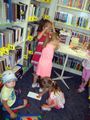 	dzieci podczas zajęć bibliotecznych	