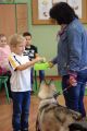 	Dzieci uczą się jak obchodzić się z psem	