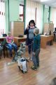 	Dzieci uczą się jak obchodzić się z psem	