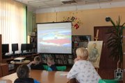 	7467 — przedszkolaki oglądają film Polak Mały	