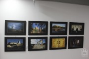 	kilka zdjęć z wystawy wiszących na ścianach 	