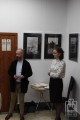 Dyrektor MBP w Gorlicach otwiera wystawę w asyście autora