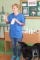 weterynarz pokazuje podstawowe leki i opowiada o leczeniu zwierząt