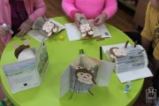 3465 – dzieci wykonują zwierzątka z książek przeznaczonych na makulaturę