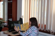 bibliotekarka czyta dzieciom z Miejskiego Przedszkola nr w Gorlicach