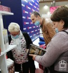 Bibliotekarze z MBP w Gorlicach wybierają książki przy stoisku