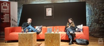 prowadzący  spotkanie Wojciech Bonowicz oraz autorka Urszula Honek