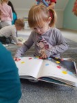 przedszkolaki ogladają ksiązki dostępne w MBP w Gorlicach