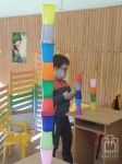 matematyczne wieże z kolorowych kubków