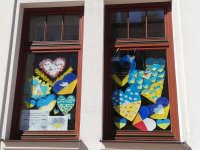 zdjęcia okien biblioteki udekorowane sercami dla Ukrainy wykonanymi przez dzieci
