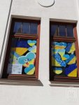 zdjęcia okien biblioteki udekorowane sercami dla Ukrainy wykonanymi przez dzieci