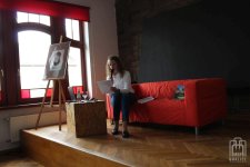 Dyrektor Miejskiej Biblioteki Publicznej w Gorlicach przedstawia biografię i twórczość Marii Konopnickiej