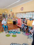 Bibliotekarka czyta dzieciom w przedszkolu