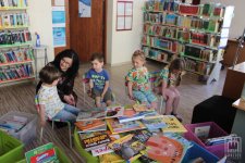 Mali klubowicze poznają księgozbiór wypożyczalni dla dzieci