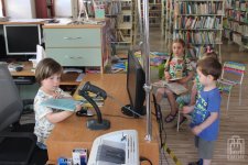 Dzieci bawią się w bibliotekarzy 