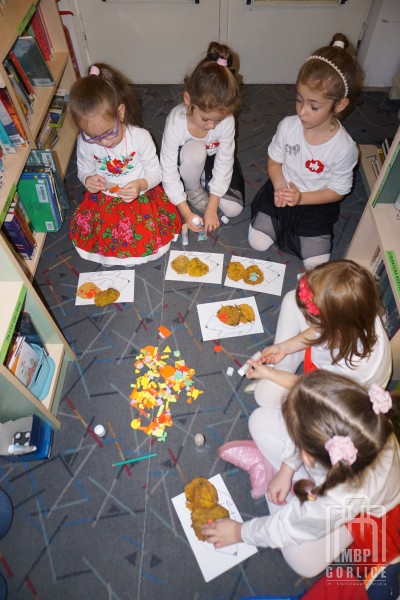 Dzieci dekorują jeża